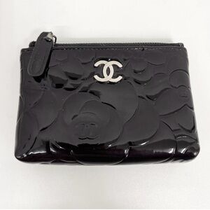 CHANEL camellia-embossed patent small wallets